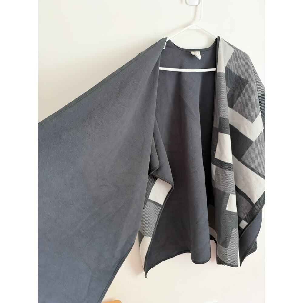 Woolrich Wrap Shawl Cape Womens One Size Gray Fleece Reversible Cozy Warm Poncho - Picture 5 of 6